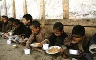Πεινασμένοι γονείς βράζουν τα παιδιά τους και τα τρώνε - Φωτογραφία 1