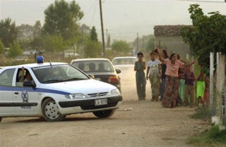 Αχαΐα: Αστυνομική επιχείρηση σε καταυλισμό Ρομά στα Σαγαίικα - Φωτογραφία 1