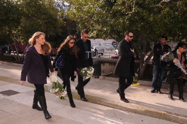 Σε κλίμα βαθιάς συγκίνησης η κηδεία της ηθοποιού Ειρήνης Κουμαριανού - Δείτε φωτο - Φωτογραφία 2
