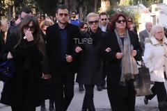 Σε κλίμα βαθιάς συγκίνησης η κηδεία της ηθοποιού Ειρήνης Κουμαριανού - Δείτε φωτο