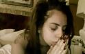 Lady Gaga: Προσεύχεται γυμνή για τα θύματα στη Βραζιλία