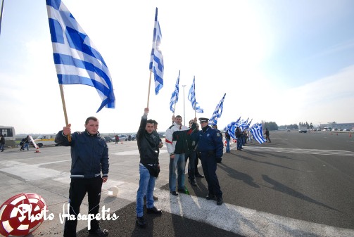 Η ΕΠΙΘΕΣΗ των ΜΑΤ στα ΔΙΟΔΙΑ ΑΙΓΙΝΙΟΥ....ΔΕΙΤΕ ΤΗΝ ΑΝΑΡΔΗ ΕΠΙΘΕΣΗ ΣΕ ΑΜΑΧΟ ΚΟΣΜΟ ΚΑΙ ΠΑΙΔΙΑ ΠΟΥ ΔΙΑΔΗΛΩΝΑΝ ΕΙΡΗΝΙΚΑ ΓΙΑ ΤΑ ΔΙΟΔΙΑ. - Φωτογραφία 10