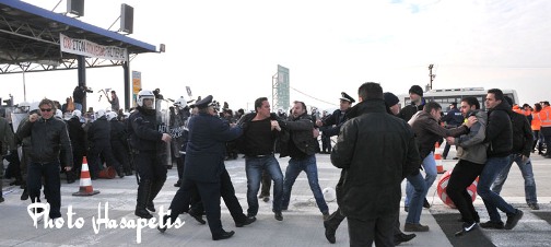 Η ΕΠΙΘΕΣΗ των ΜΑΤ στα ΔΙΟΔΙΑ ΑΙΓΙΝΙΟΥ....ΔΕΙΤΕ ΤΗΝ ΑΝΑΡΔΗ ΕΠΙΘΕΣΗ ΣΕ ΑΜΑΧΟ ΚΟΣΜΟ ΚΑΙ ΠΑΙΔΙΑ ΠΟΥ ΔΙΑΔΗΛΩΝΑΝ ΕΙΡΗΝΙΚΑ ΓΙΑ ΤΑ ΔΙΟΔΙΑ. - Φωτογραφία 2