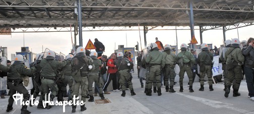 Η ΕΠΙΘΕΣΗ των ΜΑΤ στα ΔΙΟΔΙΑ ΑΙΓΙΝΙΟΥ....ΔΕΙΤΕ ΤΗΝ ΑΝΑΡΔΗ ΕΠΙΘΕΣΗ ΣΕ ΑΜΑΧΟ ΚΟΣΜΟ ΚΑΙ ΠΑΙΔΙΑ ΠΟΥ ΔΙΑΔΗΛΩΝΑΝ ΕΙΡΗΝΙΚΑ ΓΙΑ ΤΑ ΔΙΟΔΙΑ. - Φωτογραφία 3