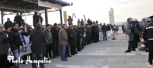 Η ΕΠΙΘΕΣΗ των ΜΑΤ στα ΔΙΟΔΙΑ ΑΙΓΙΝΙΟΥ....ΔΕΙΤΕ ΤΗΝ ΑΝΑΡΔΗ ΕΠΙΘΕΣΗ ΣΕ ΑΜΑΧΟ ΚΟΣΜΟ ΚΑΙ ΠΑΙΔΙΑ ΠΟΥ ΔΙΑΔΗΛΩΝΑΝ ΕΙΡΗΝΙΚΑ ΓΙΑ ΤΑ ΔΙΟΔΙΑ. - Φωτογραφία 4