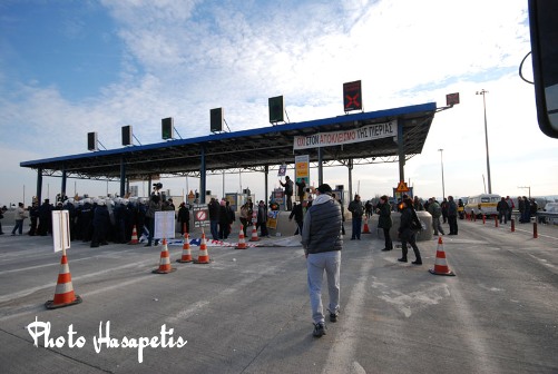 Η ΕΠΙΘΕΣΗ των ΜΑΤ στα ΔΙΟΔΙΑ ΑΙΓΙΝΙΟΥ....ΔΕΙΤΕ ΤΗΝ ΑΝΑΡΔΗ ΕΠΙΘΕΣΗ ΣΕ ΑΜΑΧΟ ΚΟΣΜΟ ΚΑΙ ΠΑΙΔΙΑ ΠΟΥ ΔΙΑΔΗΛΩΝΑΝ ΕΙΡΗΝΙΚΑ ΓΙΑ ΤΑ ΔΙΟΔΙΑ. - Φωτογραφία 5