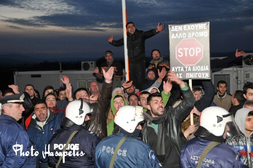 Η ΕΠΙΘΕΣΗ των ΜΑΤ στα ΔΙΟΔΙΑ ΑΙΓΙΝΙΟΥ....ΔΕΙΤΕ ΤΗΝ ΑΝΑΡΔΗ ΕΠΙΘΕΣΗ ΣΕ ΑΜΑΧΟ ΚΟΣΜΟ ΚΑΙ ΠΑΙΔΙΑ ΠΟΥ ΔΙΑΔΗΛΩΝΑΝ ΕΙΡΗΝΙΚΑ ΓΙΑ ΤΑ ΔΙΟΔΙΑ. - Φωτογραφία 6