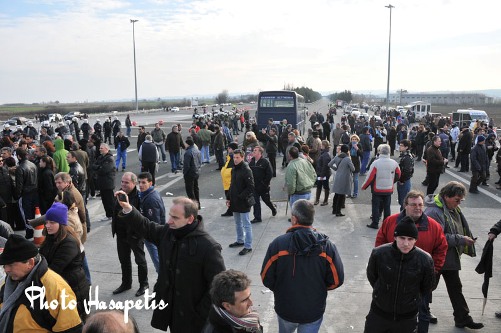 Η ΕΠΙΘΕΣΗ των ΜΑΤ στα ΔΙΟΔΙΑ ΑΙΓΙΝΙΟΥ....ΔΕΙΤΕ ΤΗΝ ΑΝΑΡΔΗ ΕΠΙΘΕΣΗ ΣΕ ΑΜΑΧΟ ΚΟΣΜΟ ΚΑΙ ΠΑΙΔΙΑ ΠΟΥ ΔΙΑΔΗΛΩΝΑΝ ΕΙΡΗΝΙΚΑ ΓΙΑ ΤΑ ΔΙΟΔΙΑ. - Φωτογραφία 8