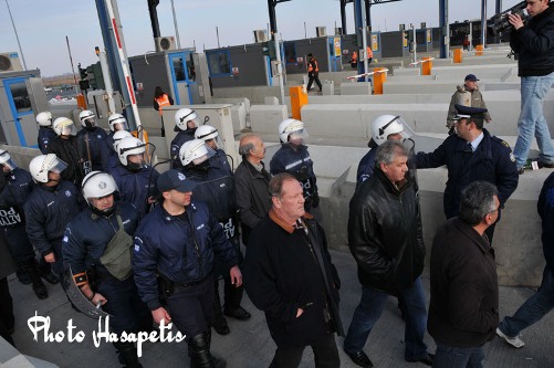 Η ΕΠΙΘΕΣΗ των ΜΑΤ στα ΔΙΟΔΙΑ ΑΙΓΙΝΙΟΥ....ΔΕΙΤΕ ΤΗΝ ΑΝΑΡΔΗ ΕΠΙΘΕΣΗ ΣΕ ΑΜΑΧΟ ΚΟΣΜΟ ΚΑΙ ΠΑΙΔΙΑ ΠΟΥ ΔΙΑΔΗΛΩΝΑΝ ΕΙΡΗΝΙΚΑ ΓΙΑ ΤΑ ΔΙΟΔΙΑ. - Φωτογραφία 9