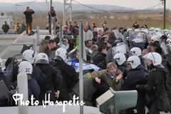 Η ΕΠΙΘΕΣΗ των ΜΑΤ στα ΔΙΟΔΙΑ ΑΙΓΙΝΙΟΥ....ΔΕΙΤΕ ΤΗΝ ΑΝΑΡΔΗ ΕΠΙΘΕΣΗ ΣΕ ΑΜΑΧΟ ΚΟΣΜΟ ΚΑΙ ΠΑΙΔΙΑ ΠΟΥ ΔΙΑΔΗΛΩΝΑΝ ΕΙΡΗΝΙΚΑ ΓΙΑ ΤΑ ΔΙΟΔΙΑ.
