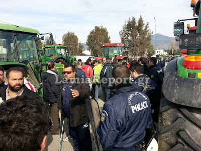 ΤΩΡΑ στη Λαμία: Σε θέση μάχης στο χώρο της Έκθεσης τα τρακτέρ - Φωτογραφία 3