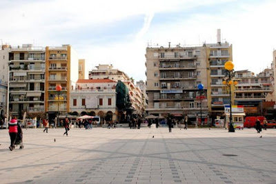 Πατρινή πατέντα! Μετά την απαγόρευση διαφημιστικών πινακίδων στα μπαλκόνια στην πλατεία Γεωργίου έκαναν τις τέντες...ταμπέλες - Δείτε φωτο - Φωτογραφία 2