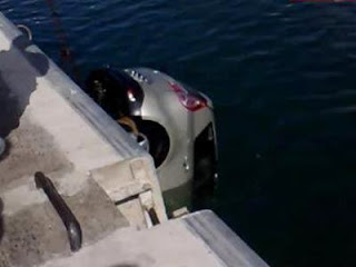 Όχημα έπεσε μέσα στη θάλασσα στο Φλοίσβο - Φωτογραφία 1