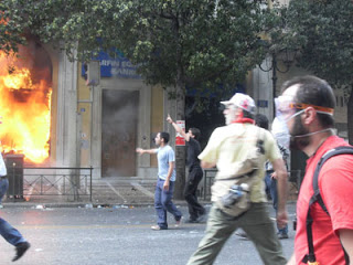 Ανοίγει η υπόθεση ΜΑΡΦΙΝ..Ο καθοδηγητής με το σακίδιο, η γυναίκα και οι φυσικοί αυτουργοί του εμπρησμού της Marfin -Ποιους αναγνώρισαν οι μάρτυρες!!! - Φωτογραφία 2