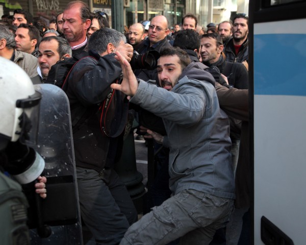 Συμπλοκές σώμα με σώμα, χημικά,τραυματίεςκαι προσαγωγές στο υπουργείο Εργασίας - Φωτογραφία 2