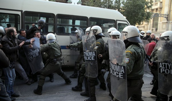 Συμπλοκές σώμα με σώμα, χημικά,τραυματίεςκαι προσαγωγές στο υπουργείο Εργασίας - Φωτογραφία 3