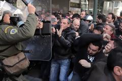 Συμπλοκές σώμα με σώμα, χημικά,τραυματίεςκαι προσαγωγές στο υπουργείο Εργασίας