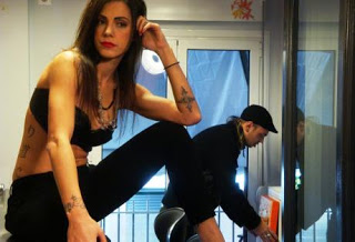 Ελληνίδα τραγουδίστρια αποκαλύπτει ένας προς ένα όλα της τα τατουάζ - Δείτε φωτο - Φωτογραφία 1