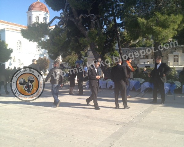 Πλήθος κόσμου και στελέχη της Χρυσής Αυγής στην κηδεία Ντερτιλή - Φωτογραφία 2