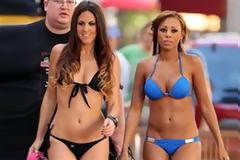 Η Claudia Romani και η Precious Muir παρέλυσαν την κυκλοφορία