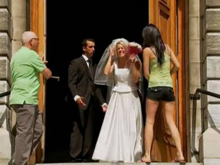 Απίθανη φάρσα: O πιο σύντομος γάμος στην ιστορία (vid) - Φωτογραφία 1