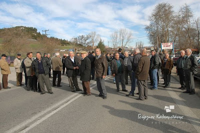 Βγήκαν στους δρόμους σε Δομοκό και Μακρακώμη για τα Κέντρα Υγείας - Φωτογραφία 3