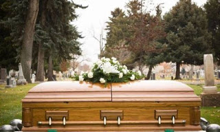 «Νεκρή» σηκώθηκε από το φέρετρο στην κηδεία της! - Φωτογραφία 1