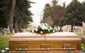 «Νεκρή» σηκώθηκε από το φέρετρο στην κηδεία της!