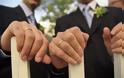 Νόμιμοι οι γάμοι ομοφυλόφιλων στη Γαλλία