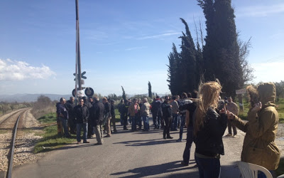 Αγρότες της Λοκρίδας έκλεισαν την παλιά εθνική στο Μόδι για μία ώρα - Φωτογραφία 2