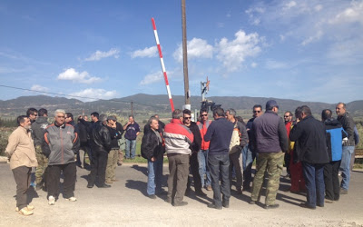 Αγρότες της Λοκρίδας έκλεισαν την παλιά εθνική στο Μόδι για μία ώρα - Φωτογραφία 3