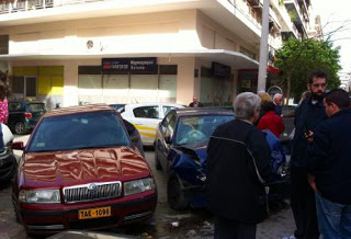 Πάτρα: Σύγκρουση ταξί με Ι.Χ. στο κέντρο - Τραυματίστηκαν οι οδηγοί - Δείτε φωτο - Φωτογραφία 1