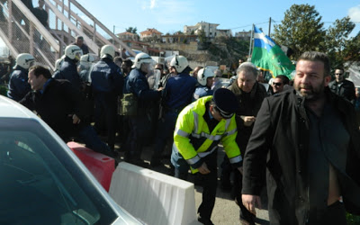 Απέκλεισαν την Εθνική στο Κάστρο και στα δύο ρεύματα κυκλοφορίας. Ένταση με τους αστυνομικούς - Φωτογραφία 2