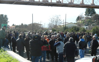 Απέκλεισαν την Εθνική στο Κάστρο και στα δύο ρεύματα κυκλοφορίας. Ένταση με τους αστυνομικούς - Φωτογραφία 3