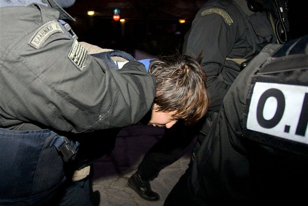 Ερευνα για τις καταγγελίες περί κακοποίησης των συλληφθέντων στον Βελβεντό - Φωτογραφία 1