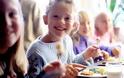 Αύξηση του αριθμού των μερίδων μεσημεριανού φαγητού στα δημοτικά σχολεία