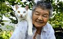 Σπάνια φιλία γιαγιάς με μια παράξενη γάτα! - Φωτογραφία 13