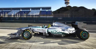 Εμφανίστηκε στην πίστα η νέα Mercedes W04 - Φωτογραφία 3