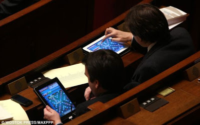 Έλεος: Έπαιζαν scrabble την ώρα της συνεδρίασης στην Βουλή! - Φωτογραφία 2
