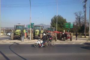 Οι αγρότες της Θεσσαλονίκης συγκεντρώνονται στα Πράσινα Φανάρια με τα τρακτέρ - Φωτογραφία 2