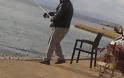 Κορυφαία φώτο: Ο Έλληνας ψαράς που σαρώνει στο Facebook