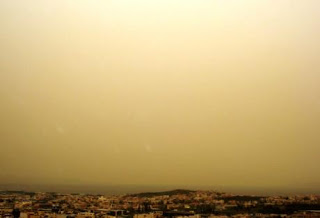 Η σκόνη της Σαχάρας «πνίγει» και την Πάτρα – Τι πρέπει να προσέχουν οι ευπαθείς ομάδες - Φωτογραφία 1