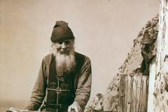 2655 - Στα Καρούλια, στο ασκηταριό του Γέροντα Θεοδόσιου του Ρώσου