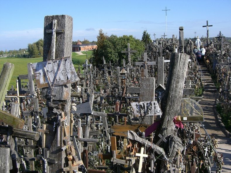 ΔΕΙΤΕ: Μυστήριο με χιλιάδες σταυρούς καλύπτει... λόφο της Λιθουανίας! - Φωτογραφία 10