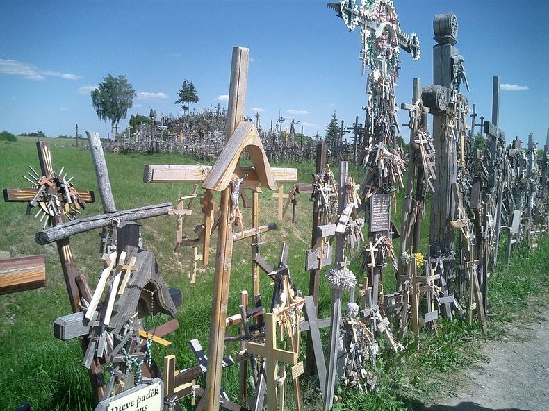 ΔΕΙΤΕ: Μυστήριο με χιλιάδες σταυρούς καλύπτει... λόφο της Λιθουανίας! - Φωτογραφία 11