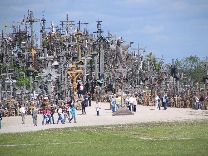 ΔΕΙΤΕ: Μυστήριο με χιλιάδες σταυρούς καλύπτει... λόφο της Λιθουανίας! - Φωτογραφία 2