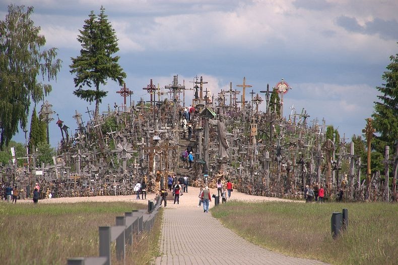 ΔΕΙΤΕ: Μυστήριο με χιλιάδες σταυρούς καλύπτει... λόφο της Λιθουανίας! - Φωτογραφία 3