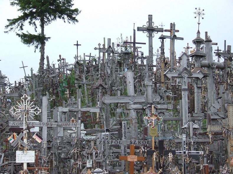 ΔΕΙΤΕ: Μυστήριο με χιλιάδες σταυρούς καλύπτει... λόφο της Λιθουανίας! - Φωτογραφία 7