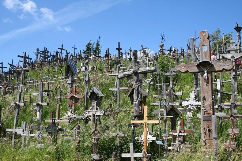 ΔΕΙΤΕ: Μυστήριο με χιλιάδες σταυρούς καλύπτει... λόφο της Λιθουανίας! - Φωτογραφία 8