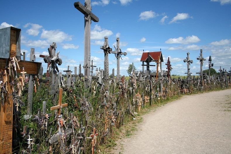 ΔΕΙΤΕ: Μυστήριο με χιλιάδες σταυρούς καλύπτει... λόφο της Λιθουανίας! - Φωτογραφία 9